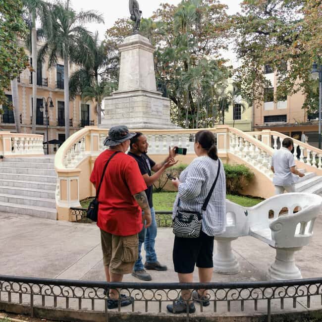 Mérida Walking Tour with Drink & Snacks - Where you start: Parque Hidalgo and the sword-holder statue