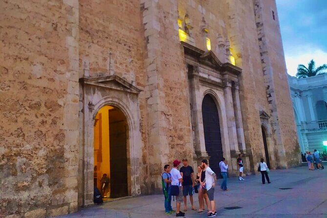 Mike&Duck Walking Tour Merida - Stop 1: Museo Casa Montejo for a quick look inside