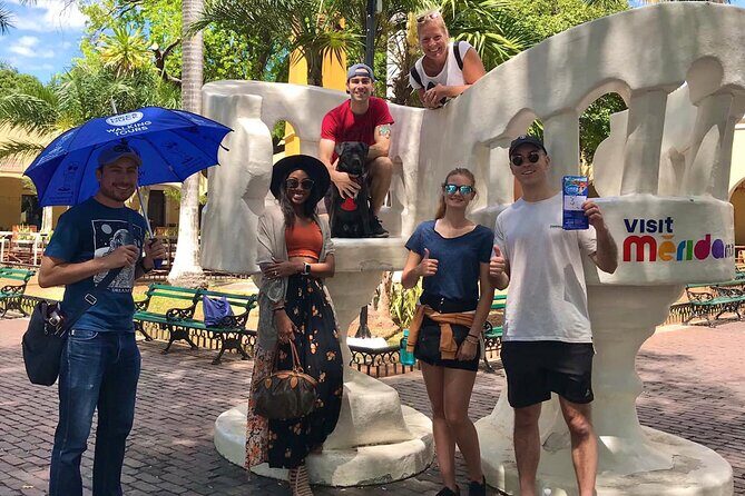 Mike&Duck Walking Tour Merida - Stop 3: Parque Hidalgo, the big hotel vibe, and sisal rope