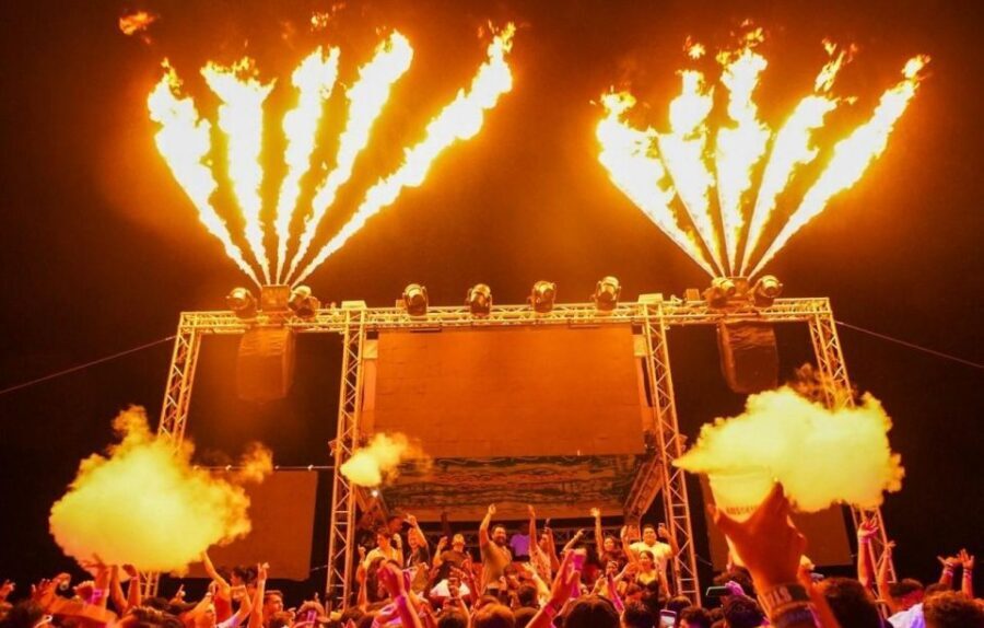 Neon Glow night Beach Party Regular - From Entry to Dancefloor: How the Night Typically Flows