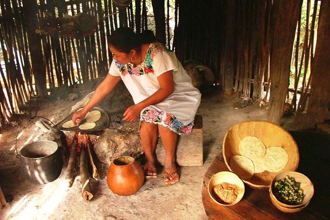 Oncelife experience of CHICHEN ITZA NIGHT SHOW. Cenote and Valladolid included. - Valladolid: Colonial Architecture and San Servacio in 90 Minutes