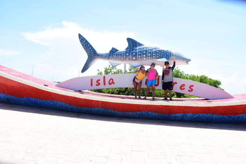 PDC: Isla Mujeres Catamaran Tour with Snorkeling - Stop 1: the beachfront buffet before you hit Playa Norte