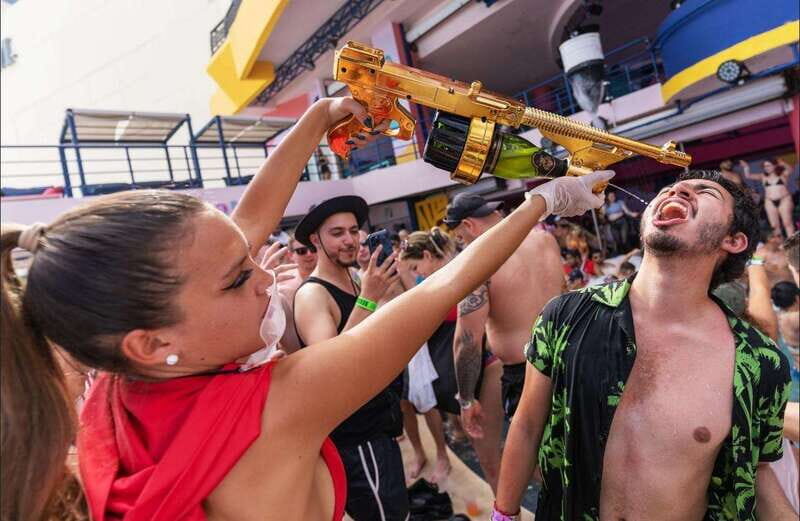 Premium Beach Party Coco Bongo - The show side: DJs, acrobats, stunts, and a tech parade