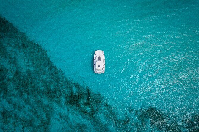 Private All Inclusive Sunset DJ Cruise – 51' Leopard Cancun - The DJ onboard: how to keep the music matching your group