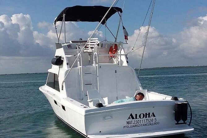 Private fishing charter Bertram 31ft 6 pax max if you don't fish you don't pay - The crew: hard work, bait speed, and the communication reality