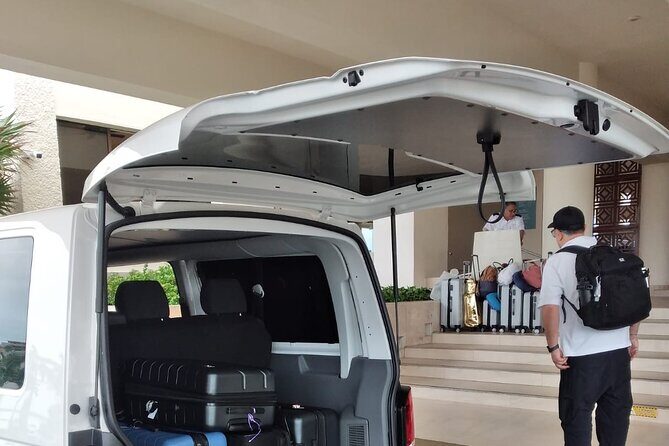 Private Transportation from the Airport to the Cancun hotel zone - Price and value for groups up to 8 people