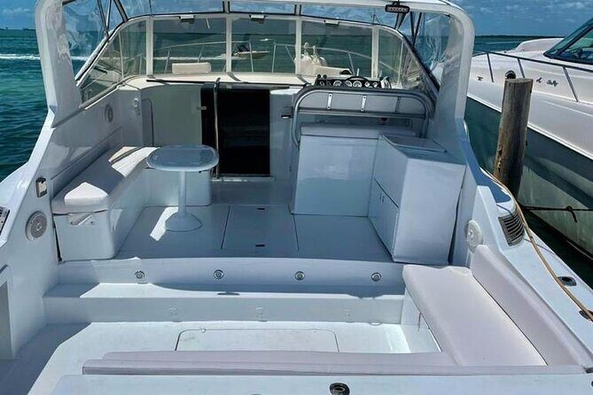 Private Yacht Cancun 42ft up to 8 people - Crew attention and the Captain Mario factor