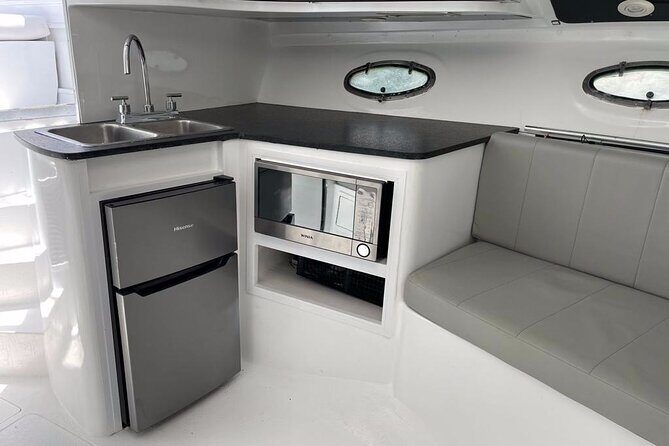 Private Yacht Cancun 42ft up to 8 people - Price and value: what you’re really paying for