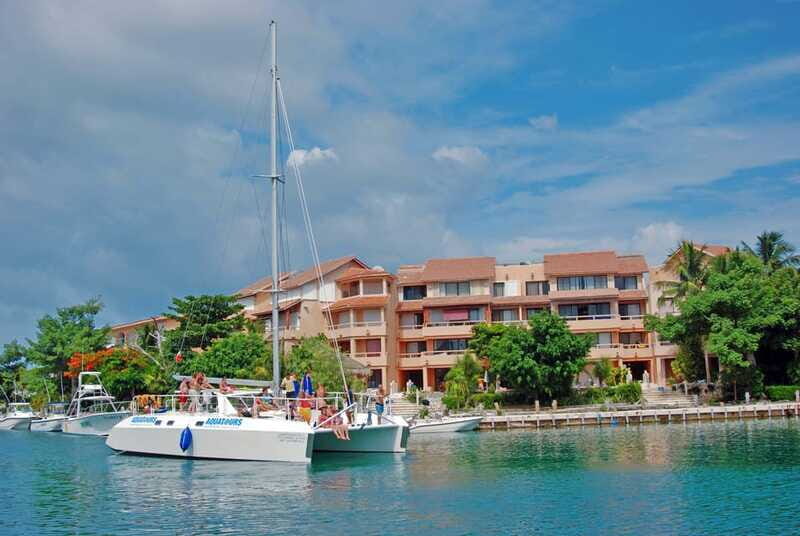 Puerto Aventuras: Dolphin Encounter with Buffet Lunch - Buffet lunch after swimming: what the meal gives you