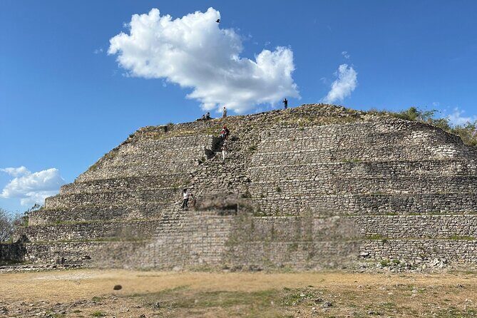 Route Magic Towns : Motul + Izamal - Kinich Kak Moo pyramid: climb for views, then head out