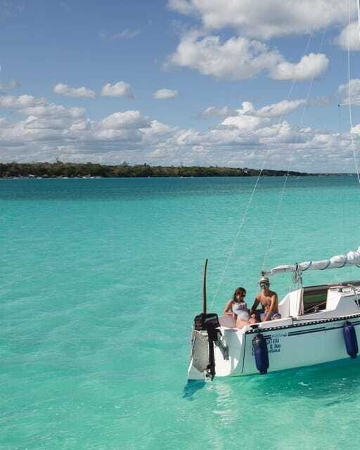 Sailboat tour in the seven colors lagoon of Bacalar - Black Cenote and Emerald Cenote: two moods in one water system