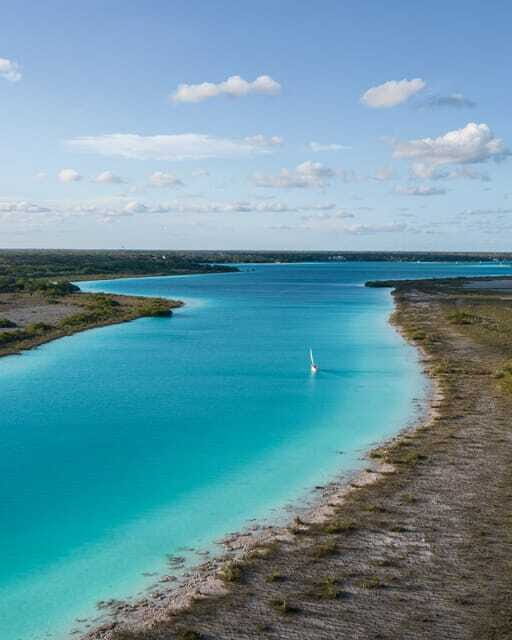 Sailboat tour in the seven colors lagoon of Bacalar - The on-water guide experience: you get more than directions