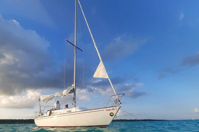 Sailing Tour around the Bacalar Lagoon - Why Bacalar Lagoon sailing feels different than just cruising