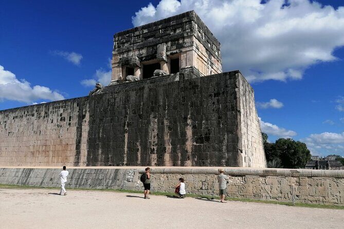Tour to Chichen Itza & Cenotes Ik kill & Hubiku from Cancun - Stop 4: Valladolid Free Time—A Real Town Break