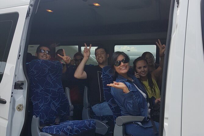 Traslados Privados del Aeropuerto de Cancun a Playa del Carmen - Finding Your Driver Fast: signs, banner, and your reservation number