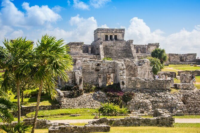 Tulum Mayan Ruins GPS Self-Guided Walking Audio Tour - Where the walk starts: from the parking path into the site
