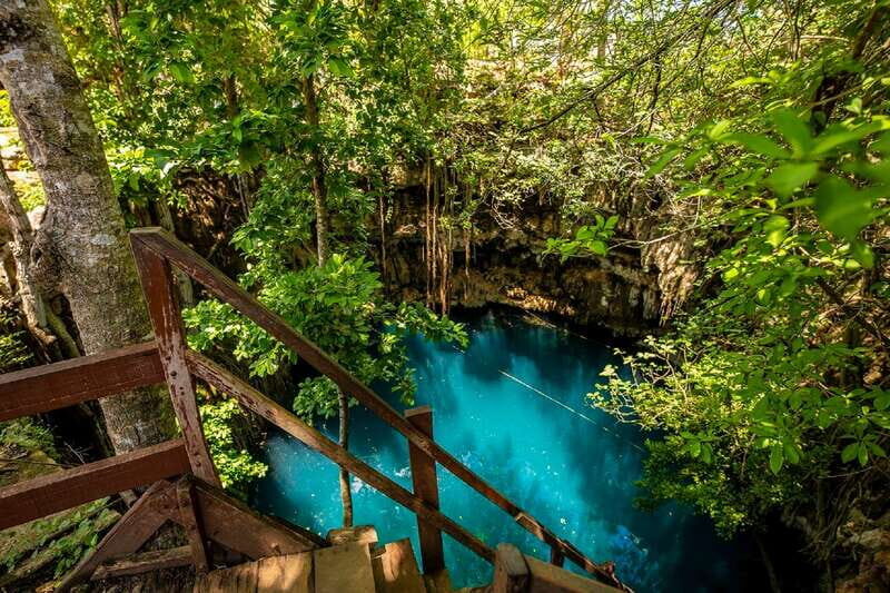 Uxmal: Vintage Land Rover Expedition to Uxmal Cenotes - From The Lodge at Uxmal to the jungle: how the timing works