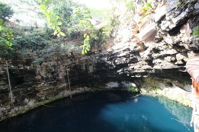 Valladolid Tourist Shared Transport to Chichen Itza & Two Cenotes - Chichén Itzá first: arriving at opening without the bus-stomp