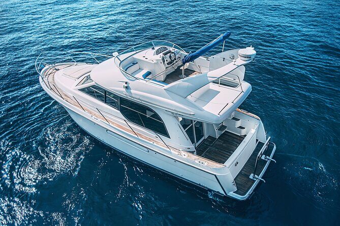Yacht Meridian 40FT Best Private Rental in Cancun - What’s Included on the Meridian: Ice, Soft Drinks, Snorkel Gear, Paddle Board, and the Lily Pad